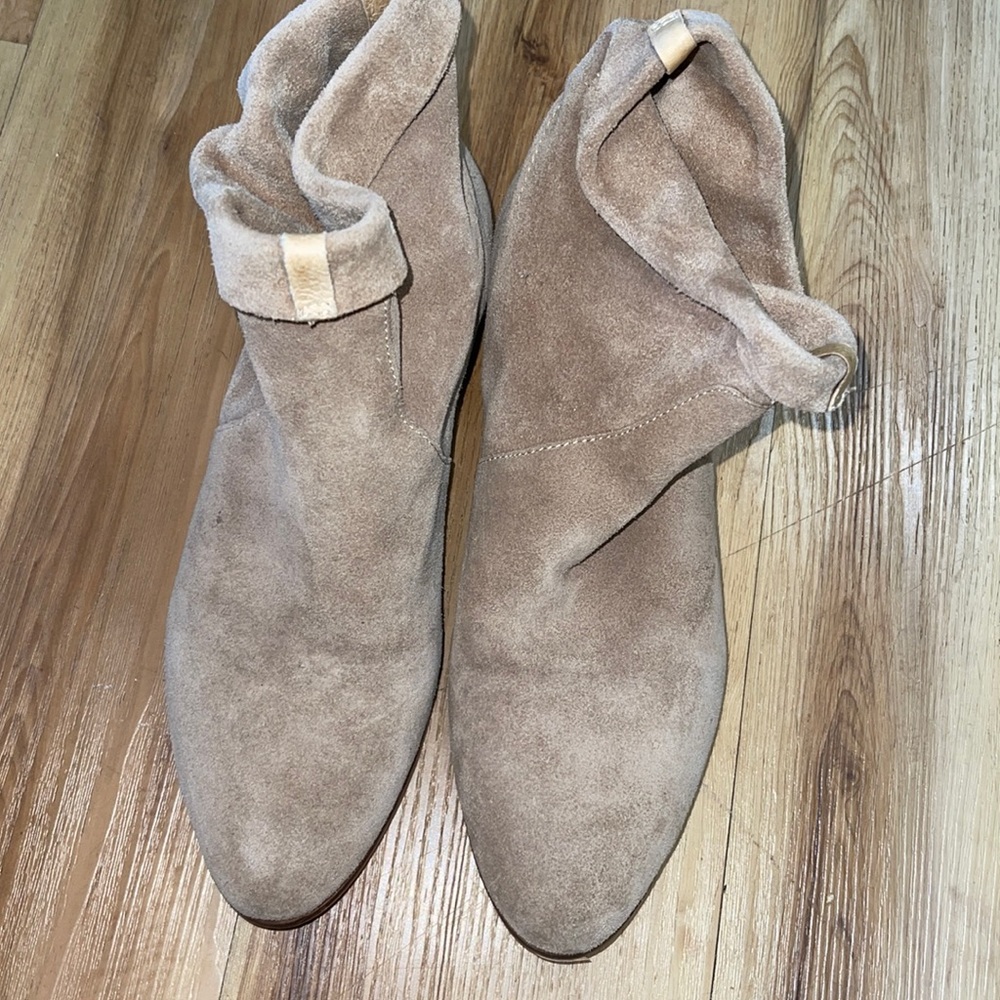 Sued cream boots